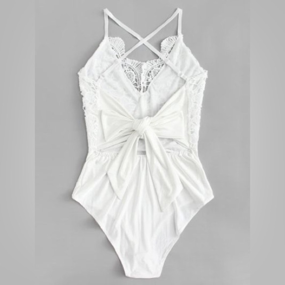 SHEIN White Lace Crochet Contrast Tie Back Bodysuit